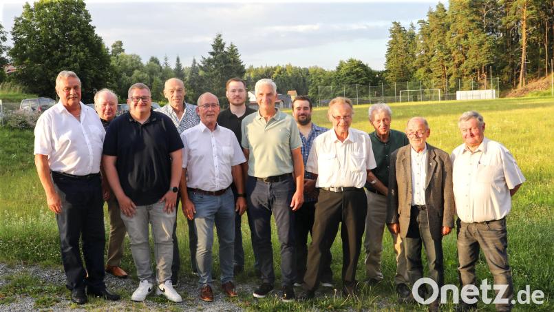 Die Mitglieder des Vorstandes und des Aufsichtsrates der Gemeinnützigen Baugenossenschaft. Unter anderem mit auf dem Bild Vorstandsvorsitzender Dieter Döppl (links) und Aufsichtsratsvorsitzender Anton Hauer (fünfter von links) sowie das zukünftige Vorstandsmitglied Markus Knodt (dritter von links) und Dritter Bürgermeister Reinhold Kastner (sechster von rechts). Bild: Jochen Neumann