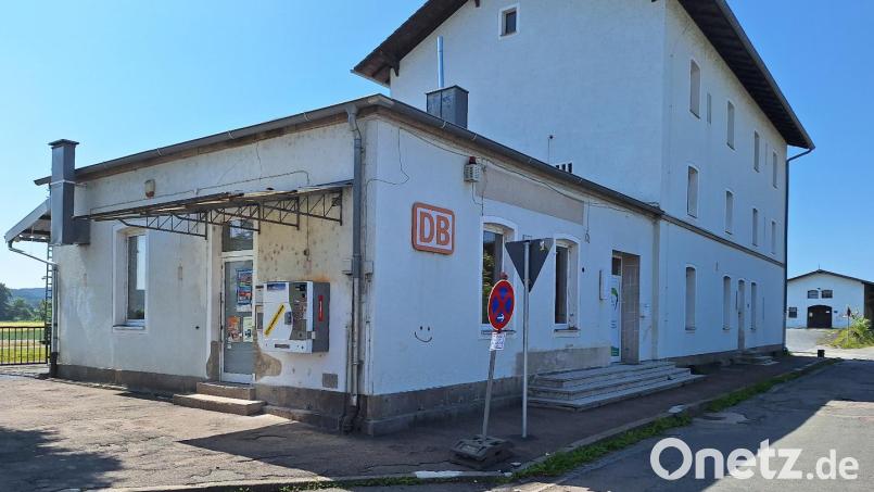 And the Loser is ...: So sieht der schmuddeligste Bahnhof der Oberpfalz an einem schönen Frühsommertag aus. Bild: Monika Bugl