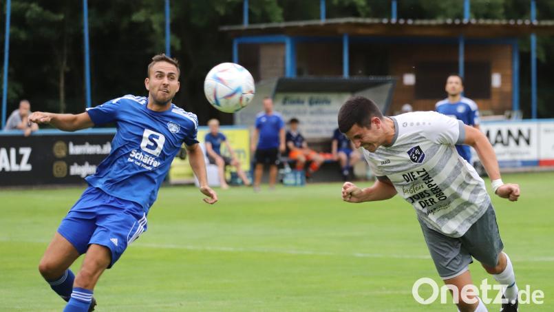 Der SV Etzenricht besiegte den SV Raigering mit 4:0. In dieser Szene trifft Lukas Neumeier (rechts) zum 1:0. Bild: war