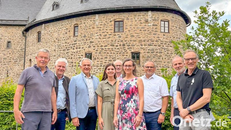 Große Freude vor der Burg Falkenberg: (v.l.) Alfred Wolf (Vorsitzender des Vereins Via Carolina – Goldene Straße e.V.), Robert Lindner (Vorsitzender ILE Naturparkland Oberpfälzer Wald e.V. im Landkreis Neustadt/WN), der Landrat des Landkreises Tirschenreuth Roland Grillmeier, Isabel Sommerer (Projektmanagerin Kreisentwicklung Landkreis Tirschenreuth), Bernhard Lindner (Vorsitzender ILE AOVE Arbeitsgemeinschaft Obere Vils-Ehenbach), Katja Stiegler (Geschäftsführerin ILE AOVE Arbeitsgemeinschaft Obere Vils-Ehenbach), Kurt Hillinger (Behördenleiter ALE Oberpfalz), Willi Perzl (früherer Abteilungsleiter ALE Oberpfalz) und Bernd Sommer (Vorsitzender ILE IKOM Stiftland). Bild: HeimatUnternehmen NordOberpfalz