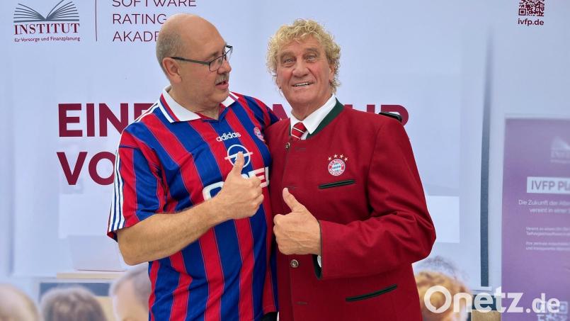 Ein Bild mit Jean-Marie Pfaff (rechts) war in Neustadt/WN auch bei Gerhard Schricker gefragt. Bild: Gabi Schönberger