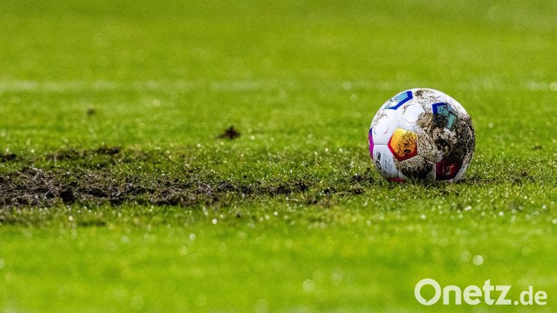 Ein Auto war auf dem Spielfeld des SV Störnstein unterwegs. Symbolbild: David Inderlied/dpa