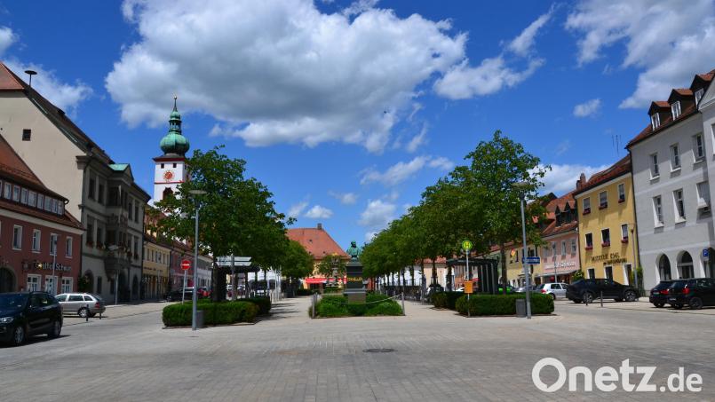 Der Tirschenreuther Maximilianplatz mit der katholischen Stadtpfarrkirche (hinten, links) ist laut integriertem städtebaulichen Entwicklungskonzept ein Aushängeschild der Stadt. Zwischen 2007 und 2009 wurde er neu gestaltet. Rund um die Altstadt gibt es aber noch einiges zu tun, Bild: Thorsten Schreiber