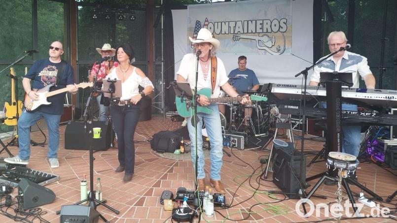 Countryband &quot;Mountaineros&quot; begeistert die Sommerserenaden-Besucher im Max-Reger-Park. Bild: Kunz
