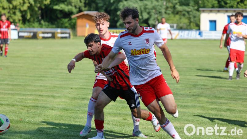 Odijon Anushervoni (Mitte und hier in einem Spiel gegen Jahn Regensburg) erzielte im Testspiel gegen den 1. FC Rieden seinen ersten Treffer im Trikot des SC Luhe-Wildenau. Archivbild: Dieter Jäschke