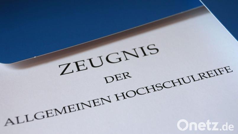Endlich halten die bayerischen Gymnasiasten der Abschlussklassen 2025 es in den Händen: Ihr Zeugnis der allgemeinen Hochschulreife. (Archivbild) Bild: Karl-Josef Hildenbrand/dpa