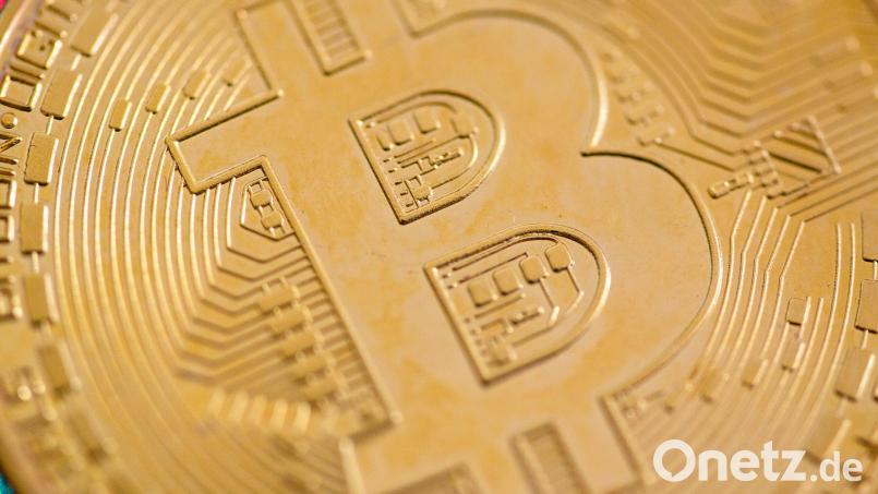 Ein heute 35-Jähriger aus dem Landkreis Tirschenreuth soll mit diversen Bitcoin-Firmen Anleger über den Tisch gezogen haben. Nun wurde er zu einer Bewährungsstrafe verurteilt. Das gefällt nicht jedem. Symbolbild: Fernando Gutierrez-Juarez/dpa