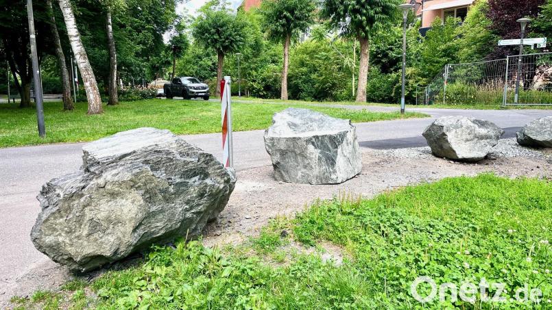 Aus Sicherheitsgründen sind im Max-Reger-Park in Weiden mehrere Felsbrocken installiert worden. Bild: Gabi Schönberger