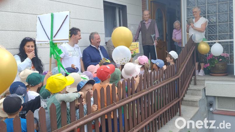 Große Freude am Haus Praller am Schellerberg: Unter der Regie von Michael Brucker wurde Alois Praller ein großes Geburtstagfest zum 100. gefeiert. Bild: ld