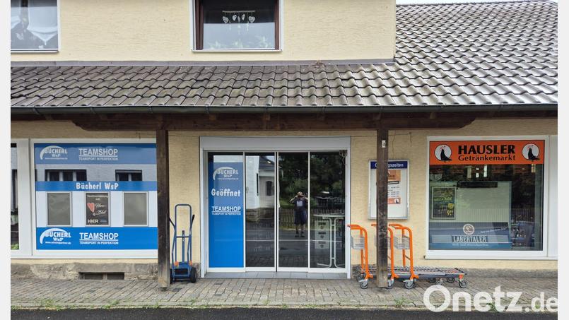 Links Sportartikel, rechts Getränke: Die Gemeinde Altendorf kann mit dieser Kombination in der Nabburger Straße Nummer 5 zwar den Dorfladen nicht ersetzen, aber zumindest einen Teil des Bedarfs decken. Bild: Markus Schiesl/exb