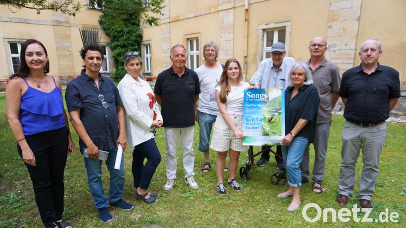 Ein breites Spektrum an Kunst bieten Kaja Oursin, Giovanni Pannella, Gabriella Goldschmidt, Gerd Seidel, Stefan Link, Charlotte Sperl, Klosterdirektor P. Ulrich Schrapp, Margot Babl, Siegfried Link und Herbert Scharl (von links). Bild: tra