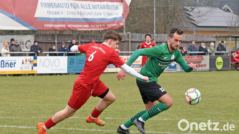 Daniel Lauterbach (rechts/Szene aus einem früheren Spiel) traf beim 2:2 des SV Mitterteich beim SV Schwandorf-Ettmannsdorf. Archivbild: Gebert