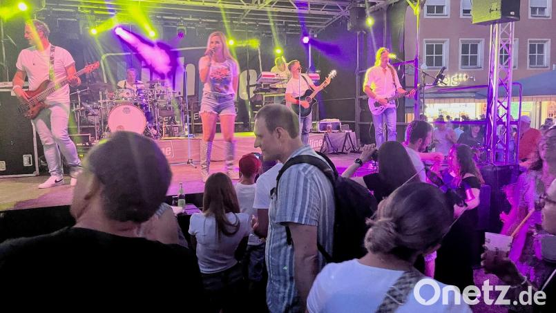Ab 20 Uhr spielte die Partyband &quot;Highline&quot; am Unteren Markt – und brachte noch mehr Besucherinnen und Besucher zum Tanzen und Feiern. Bild: Gabi Schönberger