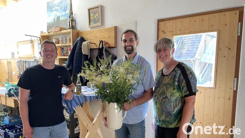 Josef Schmidt (Mitte) ist der Landratskandidat der Grünen bei den Kommunalwahlen 2026. Die beiden Kreissprecher Fabian Neuser (links) und Monika Schneider (rechts) gehören zu den ersten Gratulanten. Bild: Heidrun Schelzke-Deubzer