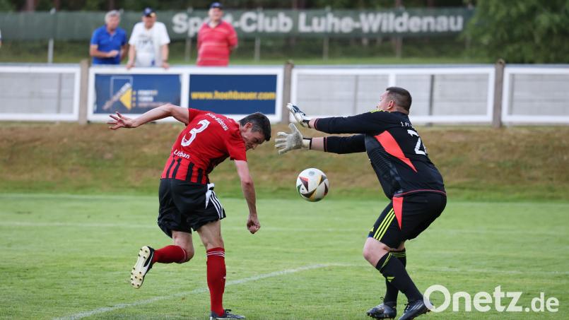 Spielertrainer Benjamin Urban (links, Szene aus dem Testspiel gegen den FC Wernberg) und seine Akteure des SC Luhe-Wildenau müssen sich elf Tage länger auf das Landesliga-Derby gegen den SV Etzenricht gedulden, als eigentlich geplant. Bild: Dieter Jäschke