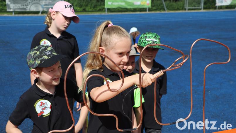 Am heißen Draht beweisen sich hier gerade die Kinder der Kinderfeuerwehr Schmidmühlen. Bild: mrr