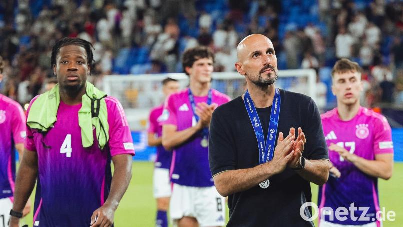 Die Enttäuschung war groß bei Trainer Antonio Di Salvo (Zweiter von rechts) nach der Endspielneiderlage gegen England. Trotzdem hat die deutsche U21.Fußballnationalelf ein tolles Turnier gespielt. Bild: Robert Nemeti/dpa