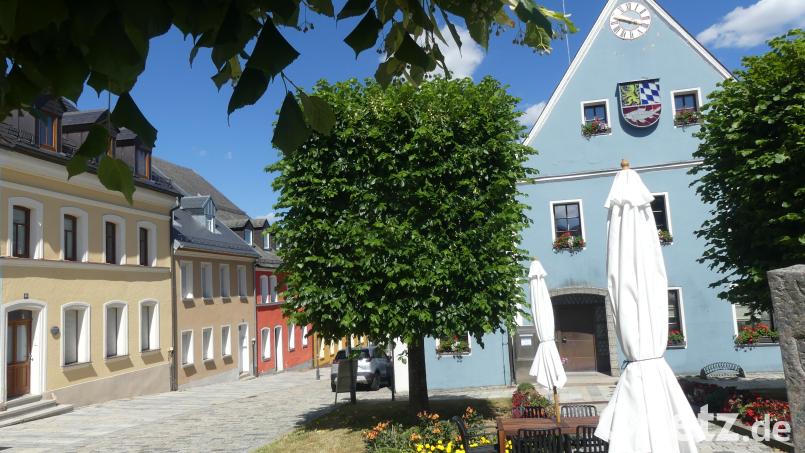 Für circa 7,5 Millionen Euro sollen das 450 Jahre alte Rathaus und das nebenan stehende ehemalige Pühler-Anwesen saniert werden. Das Gebäude hat die Stadt erworben, um weitere Räume für die Verwaltung zu schaffen. Bild: rn