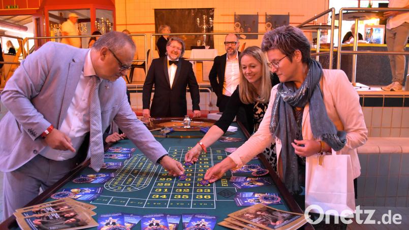 Die Gäste legten eifrig ihre Jetons aufs Roulette. Alle erhofften sich einen Gewinn. Bild: ubb