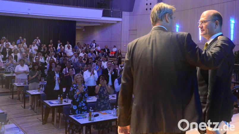 &quot;Du bist der stärkste Landesfinanzminister in Deutschland.&quot; Ein großes Lob von Ministerpräsident Markus Söder an den Oberpfälzer CSU-Bezirksvorsitzenden und Finanzminister Albert Füracker (rechts). Bild: Kunz