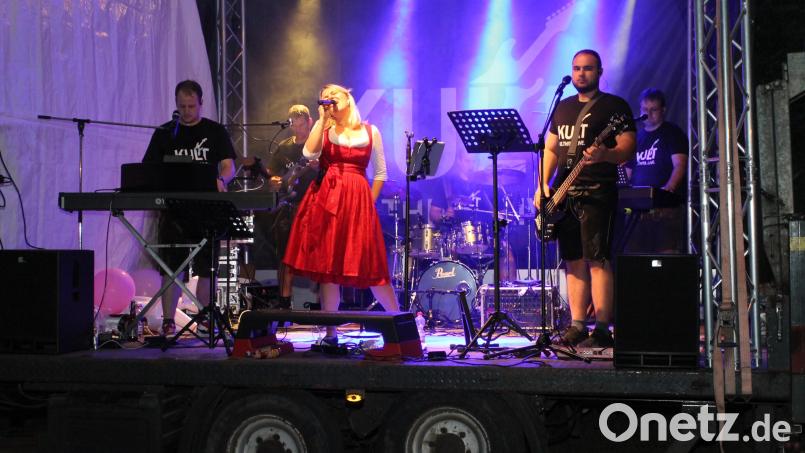 Die Band &quot;Kult&quot; sorgt beim Sommernachtsfest für prächtige Stimmung. Bild: pi