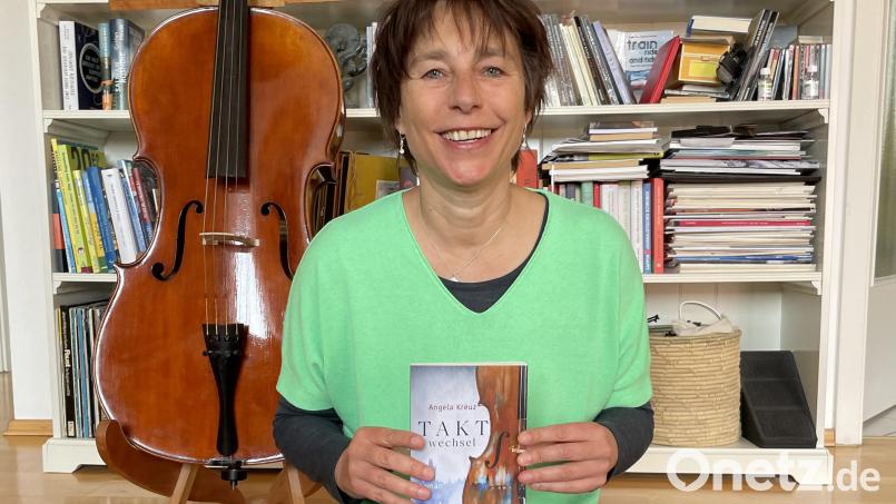 Autorin und Cellistin Angela Kreuz mit ihrem neuen Roman &quot;Taktwechsel&quot;. Er ist vor kurzem im Spielberg-Verlag erschienen. Bild: Dieter Lohr/exb