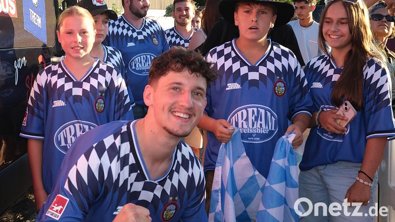 Die Fans waren in den Trikots des &quot;Tream-Teams&quot; gekommen und standen Schlange für ein Foto mit dem Star-Rapper Timo Grabinger (vorne). Bild: Hirsch