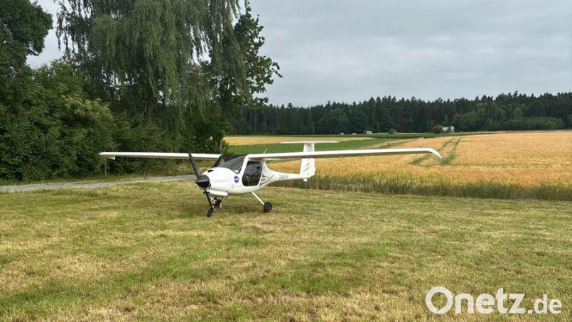 Der Pilot des Ultraleichtflugzeugs landete sicher auf einer Wiese bei Speichersdorf. Bild: Polizeiinspektion Bayreuth-Land