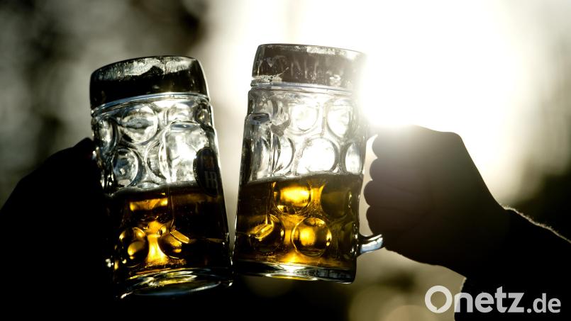Auf einem Fest schlägt ein Gast mit einem Bierkrug zu. Symbolbild: Marijan Murat/dpa