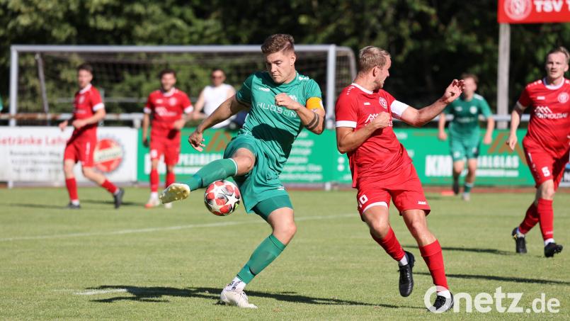 Gebenbachs Kapitän Fabian Vogl (am Ball) und seine Teamkameraden erledigten die Testspielaufgabe beim TSV Tännesberg (rechts neben ihm Marco Geier) ganz souverän. Bild: Dieter Jäschke
