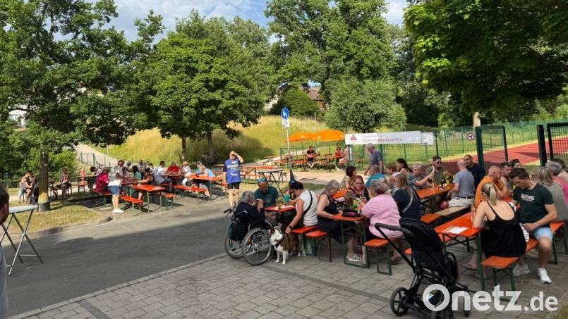 Biergarten an der Helmut-Ott-Halle: Über 250 Besucher waren zum ersten Pop-Up-Biergarten 2025 gekommen. Bild: Holger Eckert