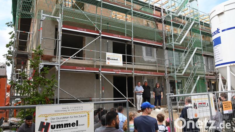 Auf drei Etagen errichtet das Bauunternehmen Hummel in der Danziger Straße 27 barrierefrei zugängliche Wohnungen nebst Tiefgarage. Jetzt gab es das Richtfest. Bild: gf