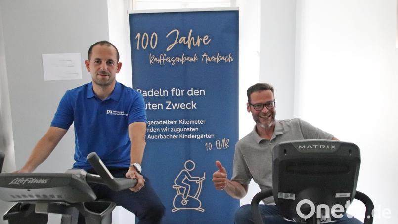 Auerbachs Geschäftsstellenleiter Andre Zitzmann (li.) und Michael Sommer testen im Voraus schon einmal die Gängigkeit der Fahrräder. Bild: jma