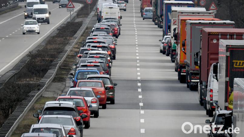 Ein 27-Jähriger fuhr laut Pressebericht der Verkehrspolizeiinspektion Hof durch die Rettungsgasse und behinderte dadurch ein Rettungsfahrzeug. Symbolbild: Holger Hollemann