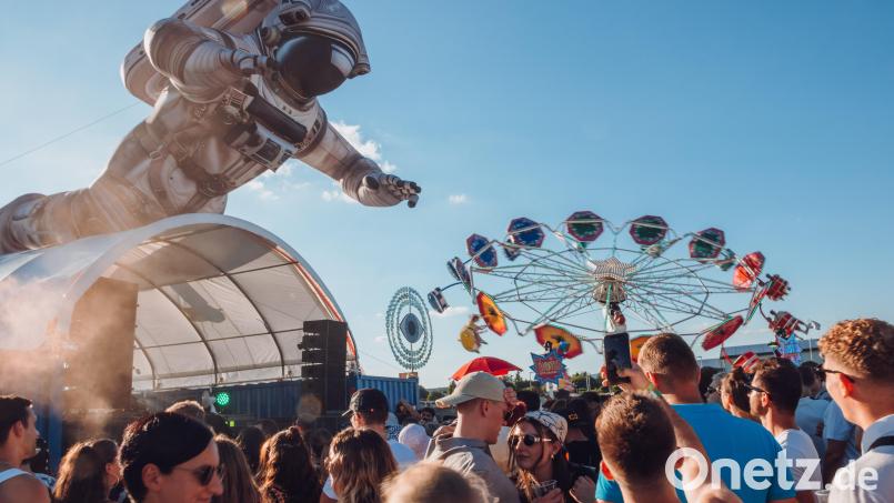 Neu auf dem Kindheitstraum-Festival 2025: Eine zweite Bühne, die Hangar Yard Stage. Dort gab es nicht nur einen riesigen Astronauten, der über der Bühne optisch schwebte, sondern auch ein Fahrgeschäft. Bild: Susanne Forster
