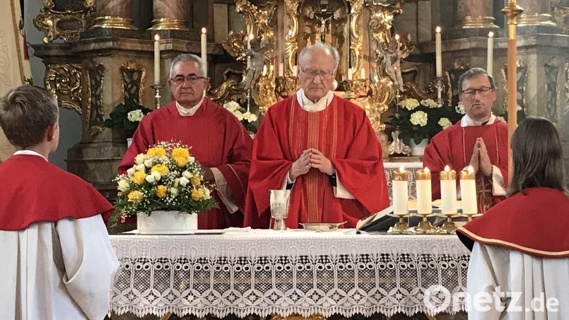 Diakon Dieter Gerstacker (li) und Pfarrvikar Christian Preitschaft waren mit Pfarrer i. R. Eduard Feichtmeier bei dessen Jubiläum am Altar in Sankt Ursula. Bild: mma