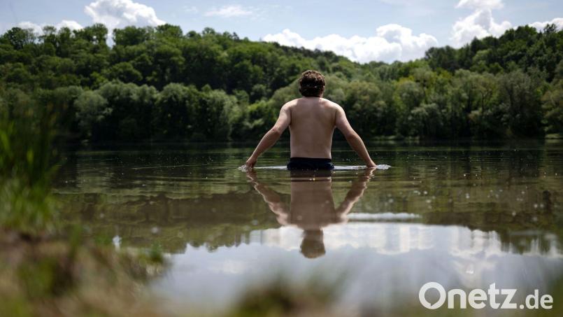 Ein geeigneter Ort, um sich an heißen Tagen abzukühlen: ein See. Damit das Badevergnügen nicht tragisch endet, gibt es aber nach Angaben der Wasserwacht Amberg-Sulzbach einiges zu beachten. Symbolbild: Marijan Murat/dpa