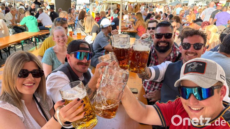 So lässt es sich leben: Das Altstadtfest in Amberg ist eröffnet. Bild: Petra Hartl