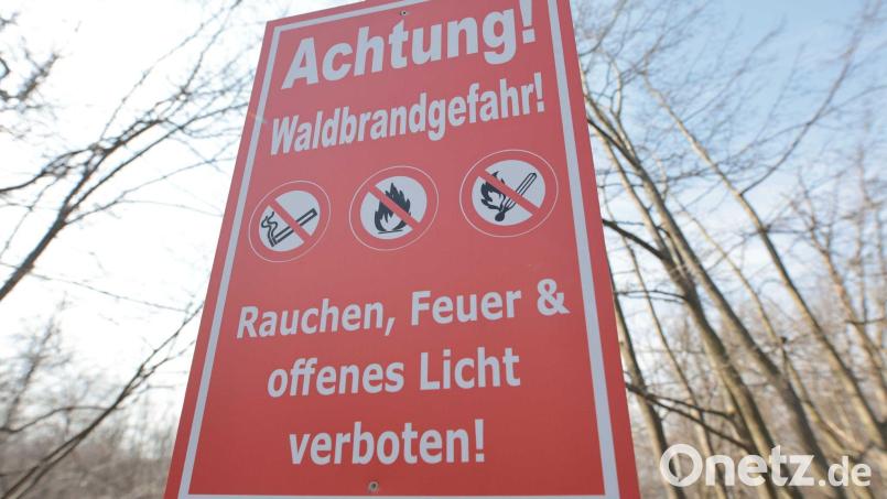 &quot;Achtung Waldbrandgefahr&quot; steht auf einem Hinweisschild. Die Waldbrandgefahr in Bayern steigt auf die höchste Warnstufe. Deshalb sollte man einige wichtige Sicherheitsmaßnahmen beachten. Symbolbild: Matthias Bein/dpa