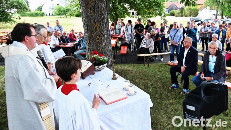 Pfarrer Klaus Haußmann und Bischöflich Geistlicher Rat Alois Albersdörfer (links) zelebrieren den Gottesdienst anlässlich des Patroziniums der &quot;Herz-Jesu-Kapelle&quot; in Fuchsstein bei Amberg. Bild: gf