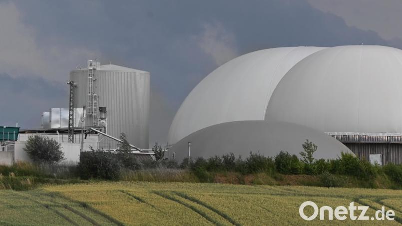 Gut 9000 Kubikmeter Gas können in den Gasspeichern (rechts) der Biogasanlage in Atzmannsricht gespeichert werden. Rund eine Million Liter Wasser fasst der Pufferspeicher (Bildmitte). Bild: gf