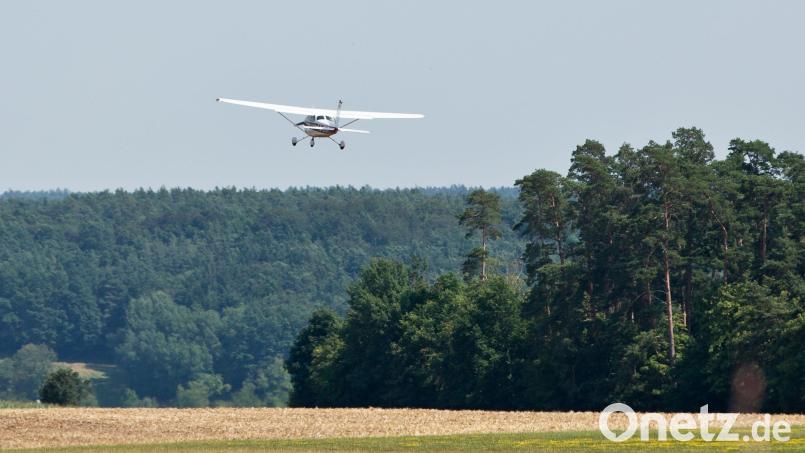 Fast in der gesamten Oberpfalz sind wegen hoher Waldbrandgefahr Beobachtungsflieger unterwegs. Symbolbild: Daniel Karmann/dpa
