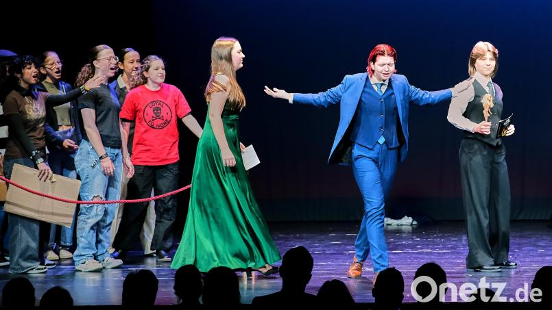 So ist Shui Ta (im blauen Anzug) erfolgreich: dynamisch, laut und rücksichtslos - das glatte Gegenteil des eigentlichen Charakters von Shen Te. Die MRG-Theatergruppe der Mittelstufe machte bei der Auftaktveranstaltung im Februar auf ihre Aufführung neugierig. Bild: Peter Ringeisen