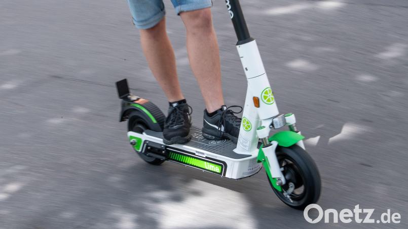 Die Polizei untersagte einem E-Scooter-Fahrer in Weiden die Weiterfahrt. Symbolbild: Fabian Sommer/dpa