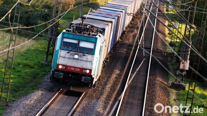 Immer öfter tummeln sich Menschen in der Nähe von Bahngleisen auf der Strecke von Nürnberg nach München. Archivbild: Philipp von Ditfurth/dpa