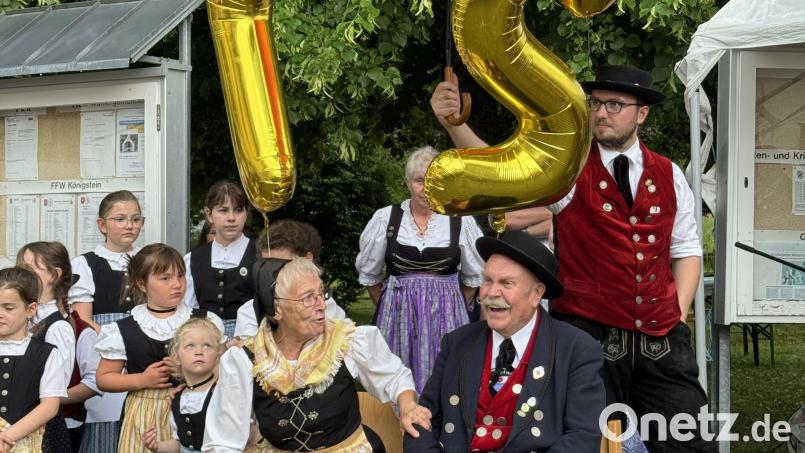 Erika und Franz Platzer (sitzend von links) übergaben nach fast vier Jahrzehnten die Betreuung der Trachtenkinder an Toni Stollner (stehend rechts). Seine bisherigen Schützlinge brachten dem Paar ein Ständchen dar. Bild: gut