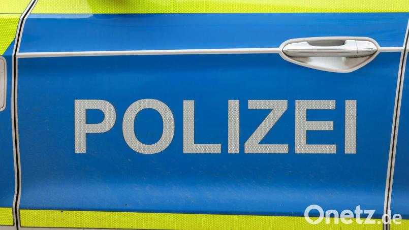 Bei einem Verkehrsunfall auf der A 93 bei Schwarzenfeld entdecken Beamte der Autobahnpolizei einen vorliegenden Haftbefehl gegen einen der Unfallbeteiligten. Symbolbild: Jan Woitas/dpa