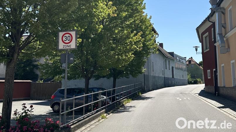 Durch den Erwerb der ehemaligen Brauerei Hammer (Gebäude links), können nach Abriss des Gebäudes, 22 neue Parkplätze in Marktplatznähe errichtet werden. Bild: Stefanie Gradl