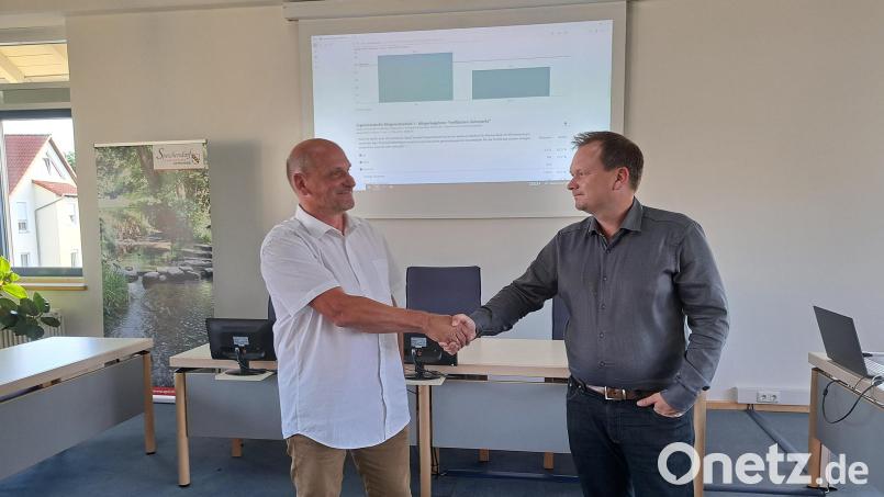 Nach der Auszählung im Speichersdorfer Rathaus: Markus Neubauer, links, und Bürgermeister Christian Porsch beim versöhnenden Handschlag. Bild: Udo Bartsch