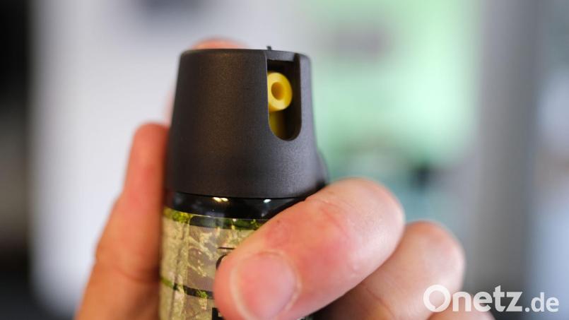 Ein 52-Jähriger attackierte einen Mann in Hof mit Pfefferspray. Symbolbild: Bernd Weißbrod/dpa